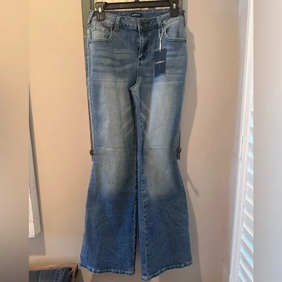 ❄️ NWT Flamingals Boho Embroidered Flare Jeans Medium Wash Bell Bottoms Size M - Picture 2 of 7